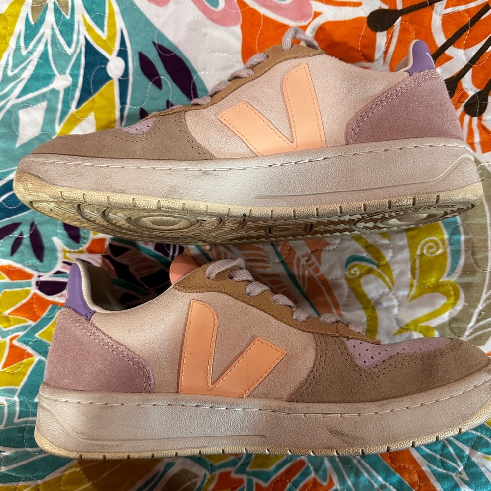 Veja V-90 Cream and Pastels Sneakers - Picture 3 of 8